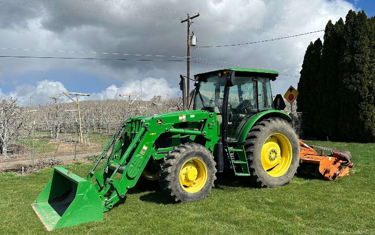 2012 John Deere 6140D Loader